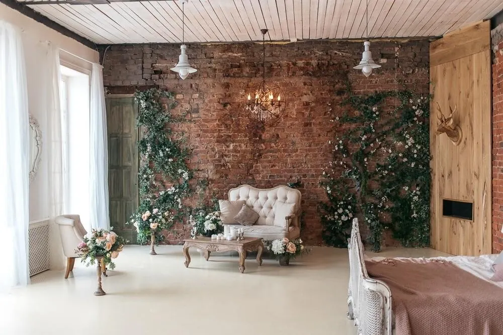 Романтичная студия с кирпичной стеной и цветами